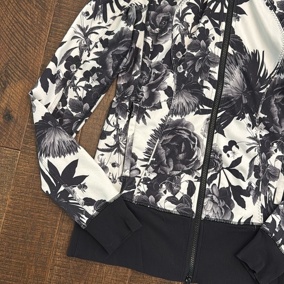 Lululemon Forme Jacket II Floral Brisk Bloom Black White Cuffins - Picture 5 of 13